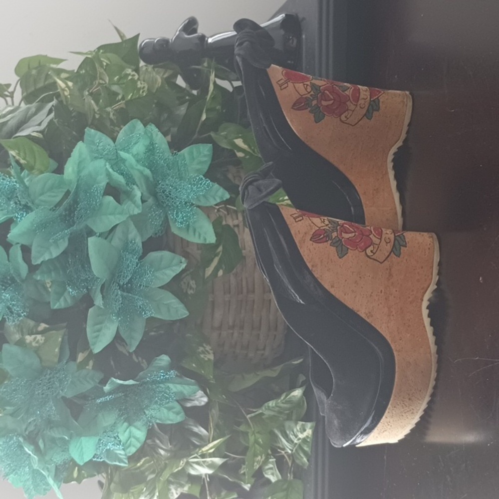 Gucci Vintage Tattoo/Joy Wedges. GUC
